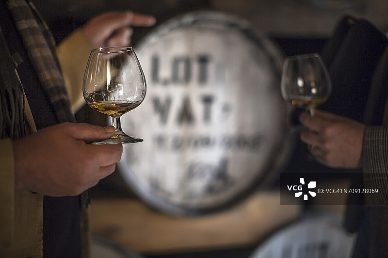 在酿酒厂品尝威士忌的人们图片素材