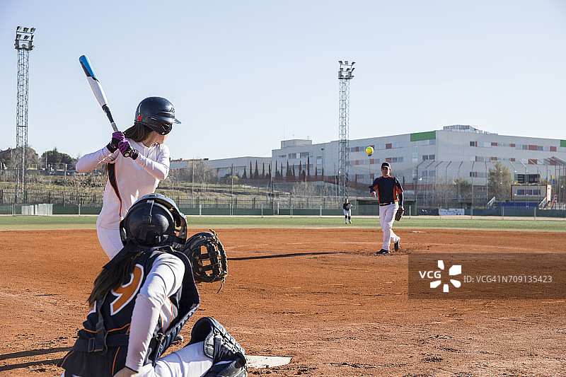 女击球手准备击球图片素材