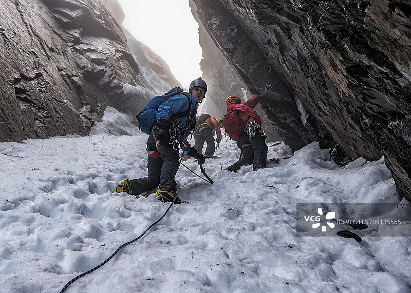 英国苏格兰本尼维斯山二号沟的登山者图片素材
