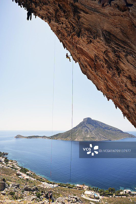 希腊卡利姆诺斯岛攀岩者绳降图片素材