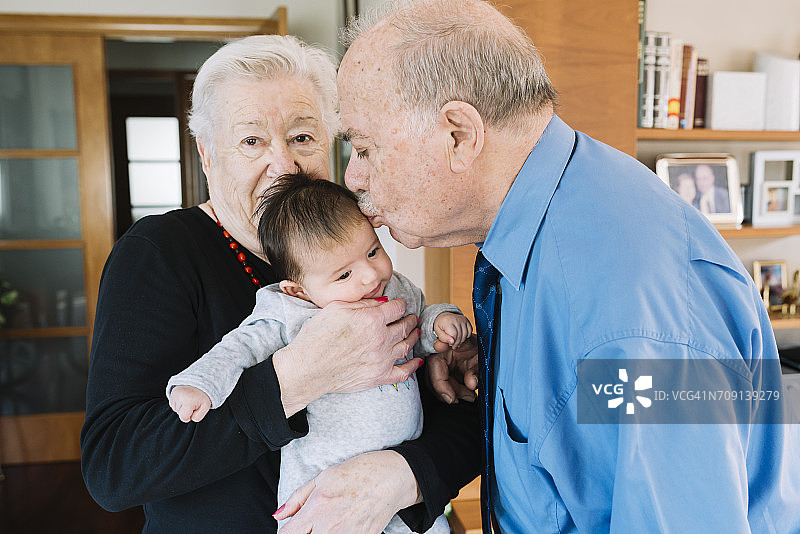 曾祖父母和宝宝在家图片素材