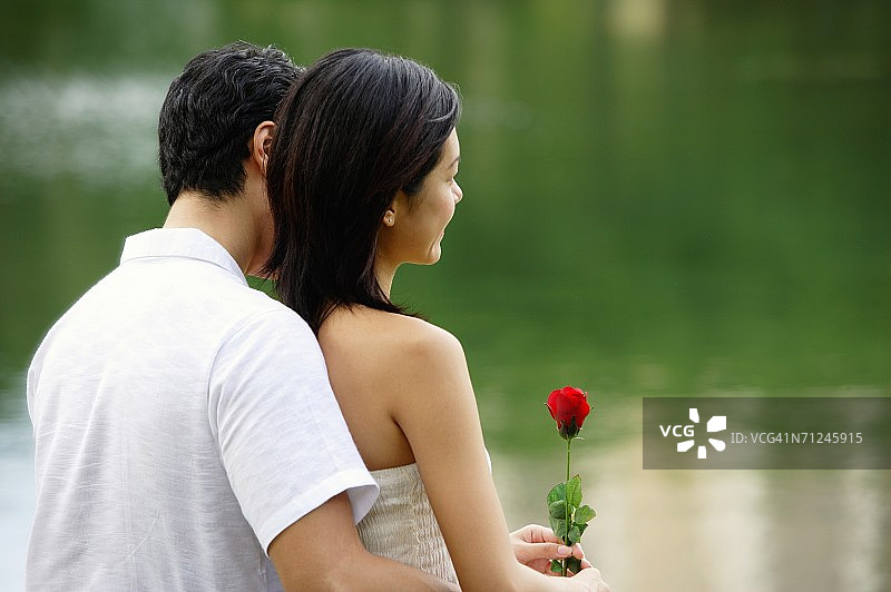 拥抱的情侣，后视图图片素材