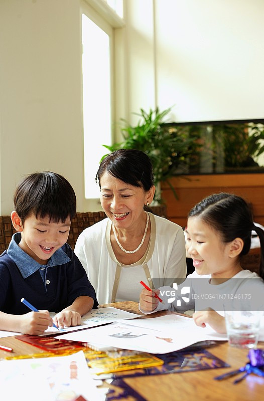 奶奶看孙子孙女们涂色图片素材