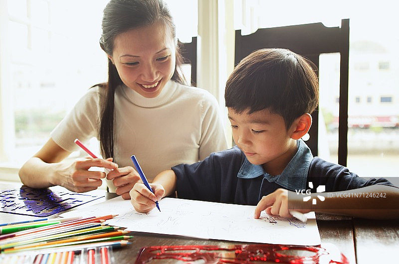 母亲和儿子用彩色铅笔绘画图片素材
