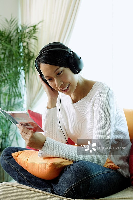 戴耳机的女人肖像图片素材