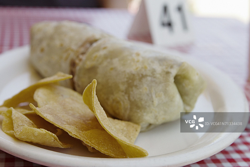 墨西哥卷饼和薯条特写图片素材