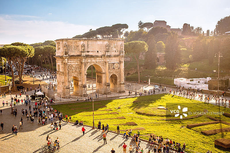 从罗马斗兽场观看君士坦丁凯旋门前的游客图片素材