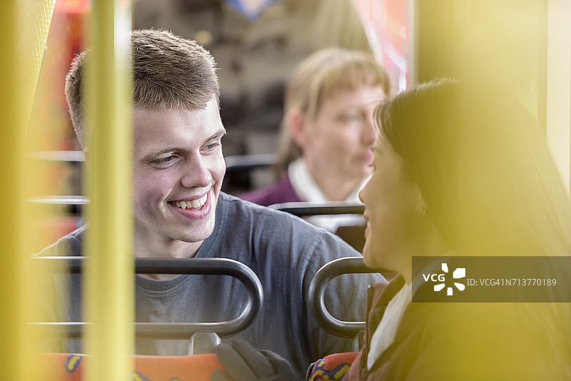 电动巴士上的乘客互相交谈图片素材