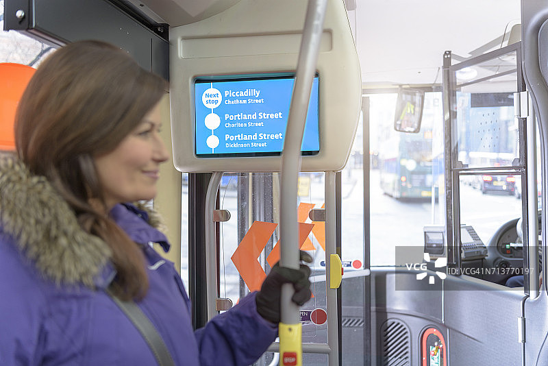 乘坐电动巴士的乘客图片素材