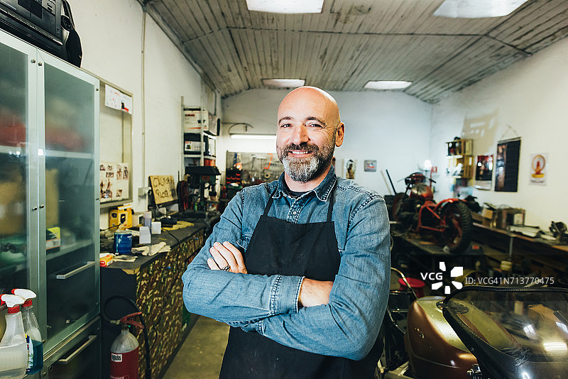 车库中的中年男人肖像图片素材