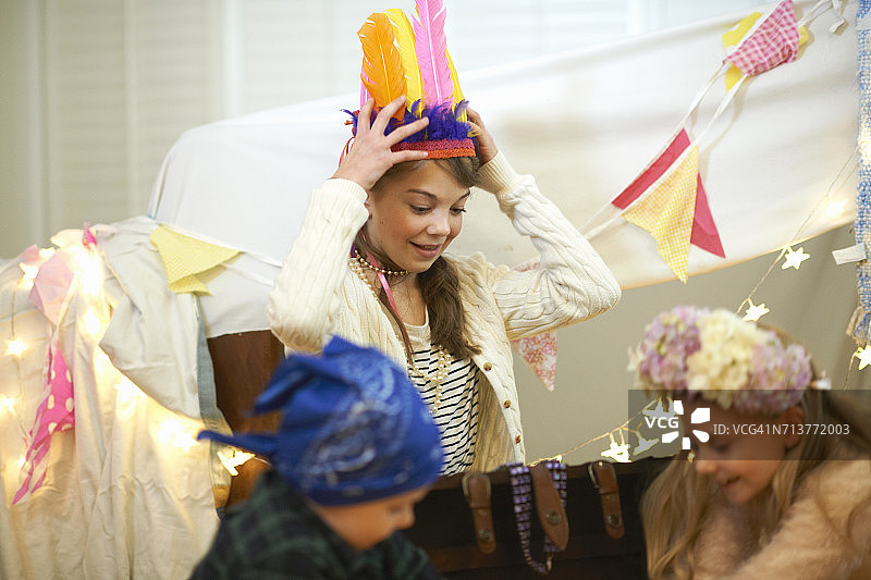 男孩和姐妹玩装扮游戏开宝箱图片素材
