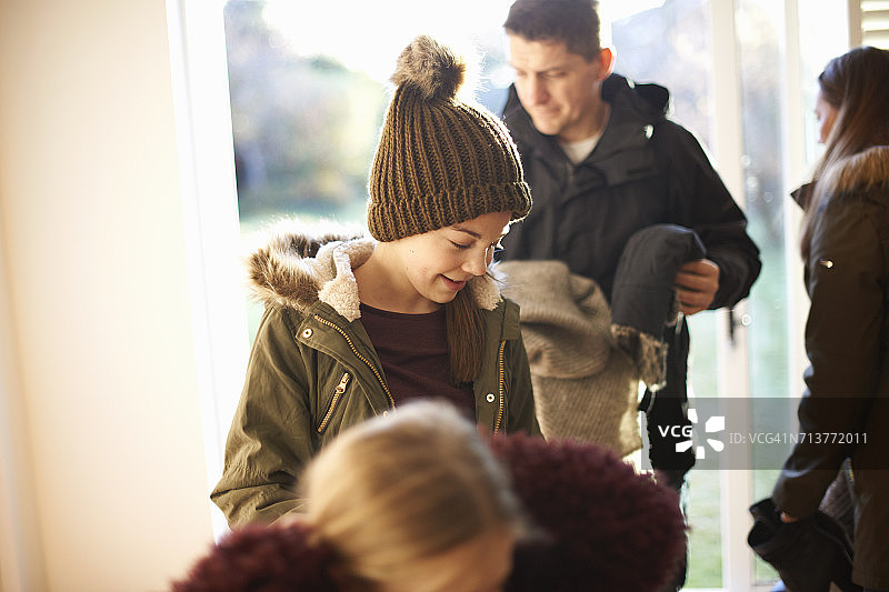 家人抵达房子图片素材