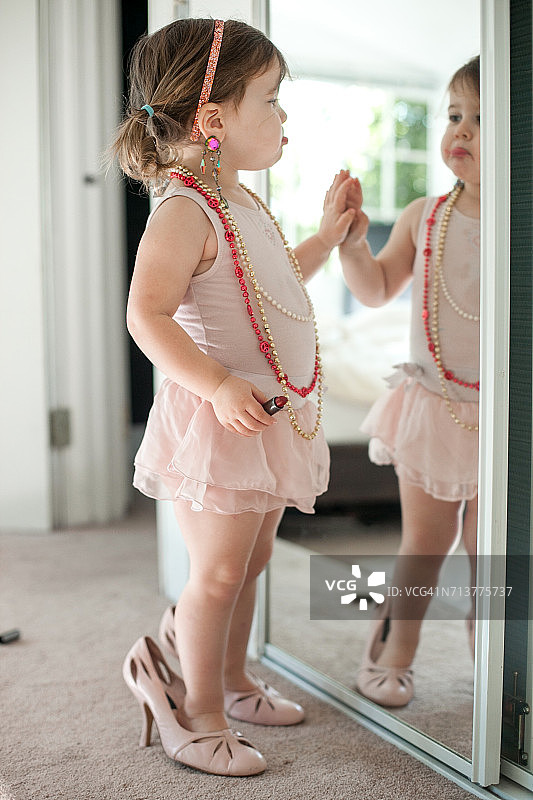 女孩打扮并玩口红图片素材