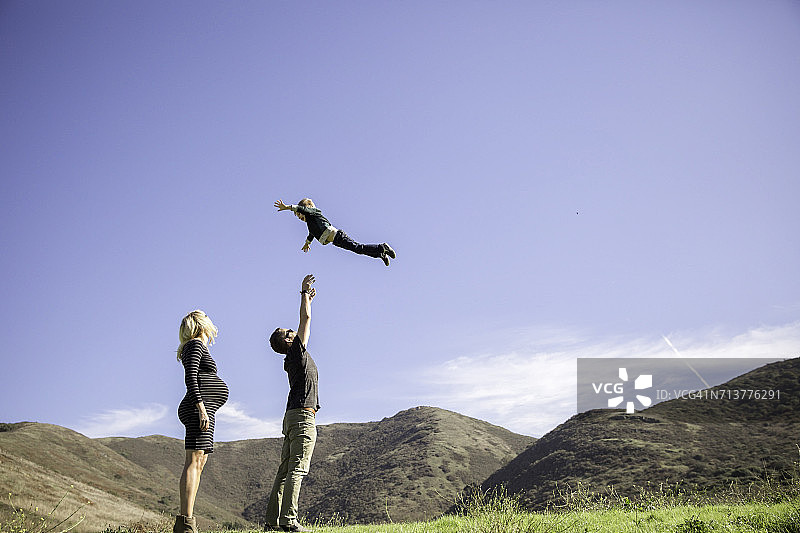 父母和男孩享受户外时光图片素材