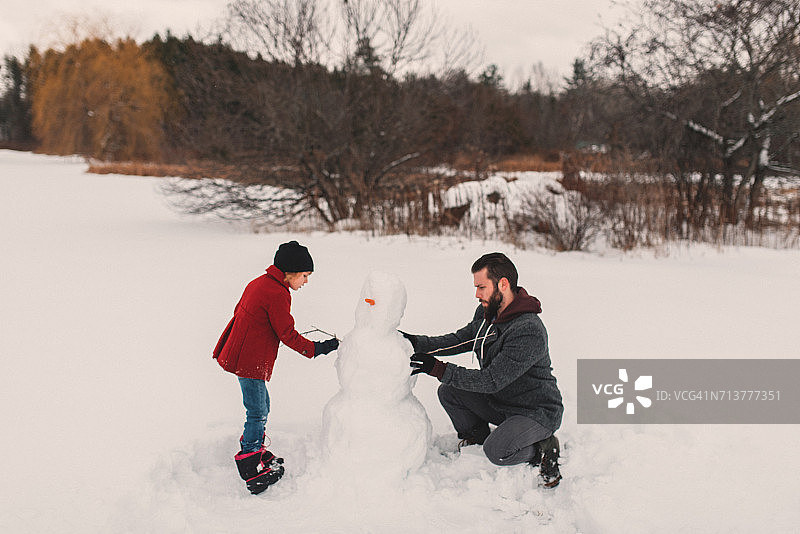 父女堆雪人图片素材