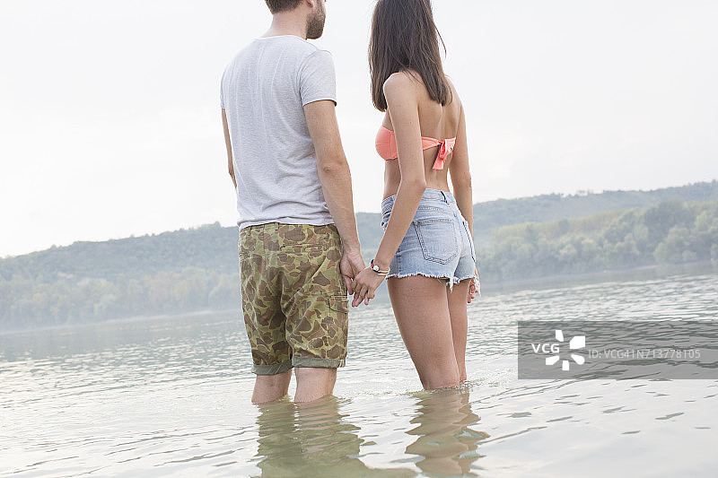 情侣在河边牵手图片素材