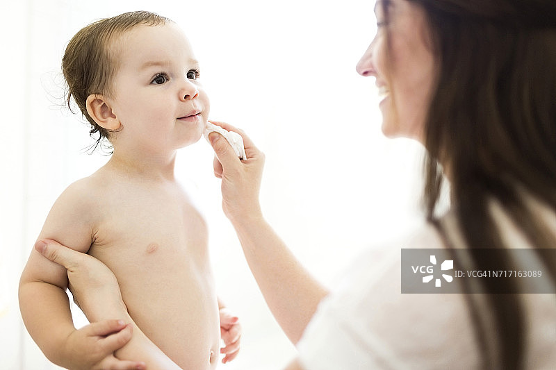 母亲清洁儿子（4-5岁）的脸图片素材