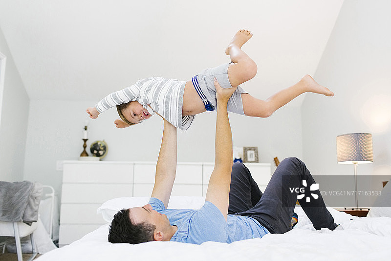 父子(4-5岁)在卧室玩耍图片素材