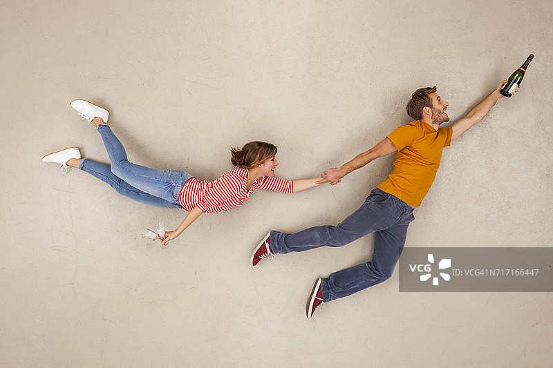 情侣举杯庆祝图片素材