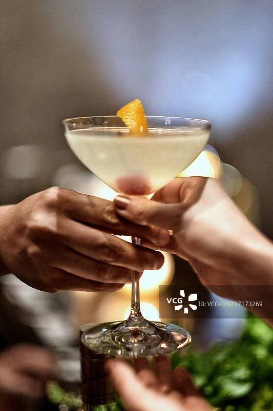 调酒师在酒吧递鸡尾酒图片素材