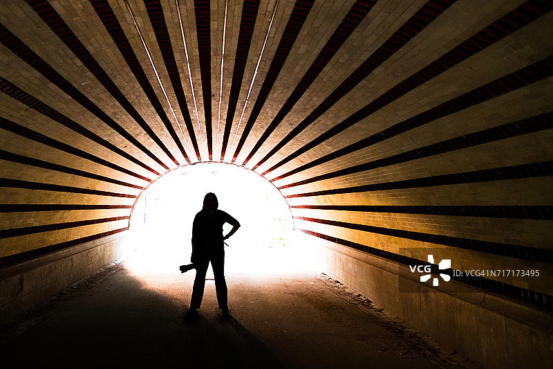 隧道中的匿名人士图片素材