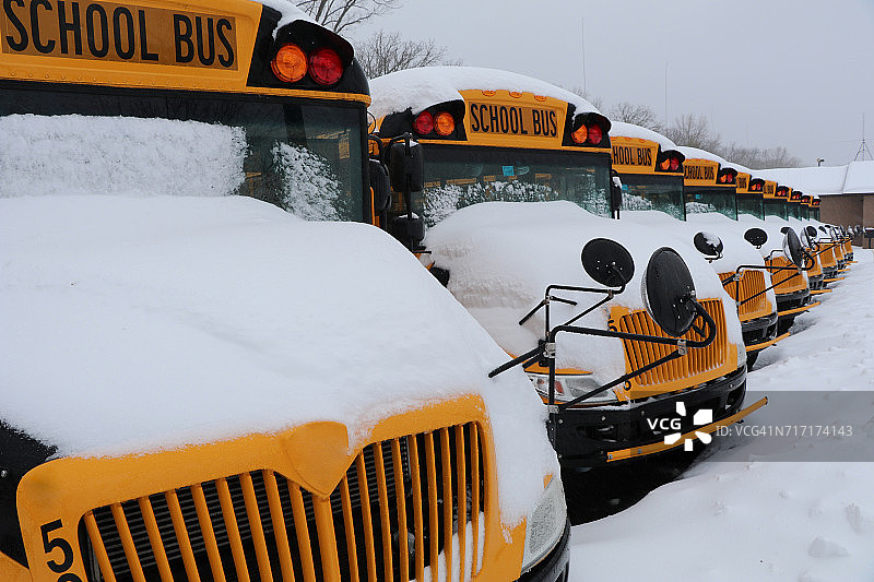 暴风雪中被雪覆盖的校车图片素材