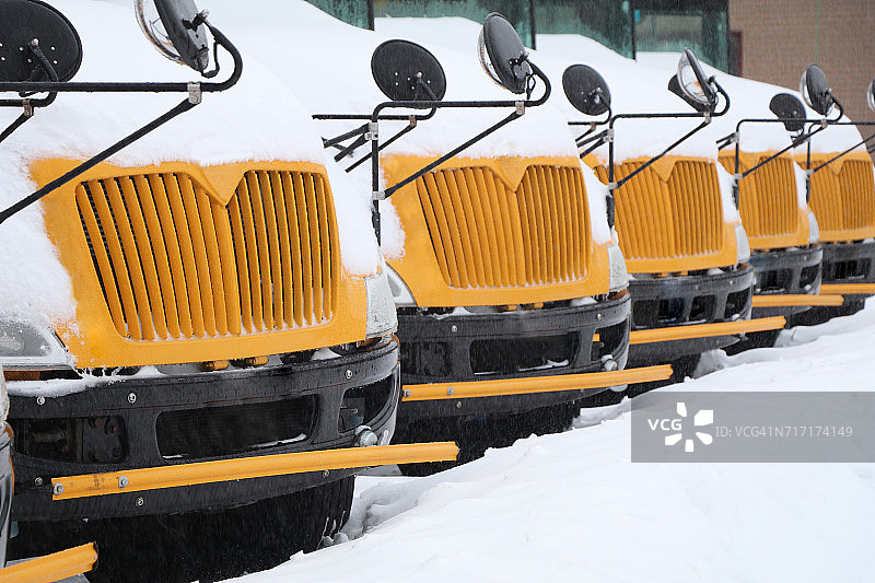 暴风雪中被雪覆盖的校车图片素材