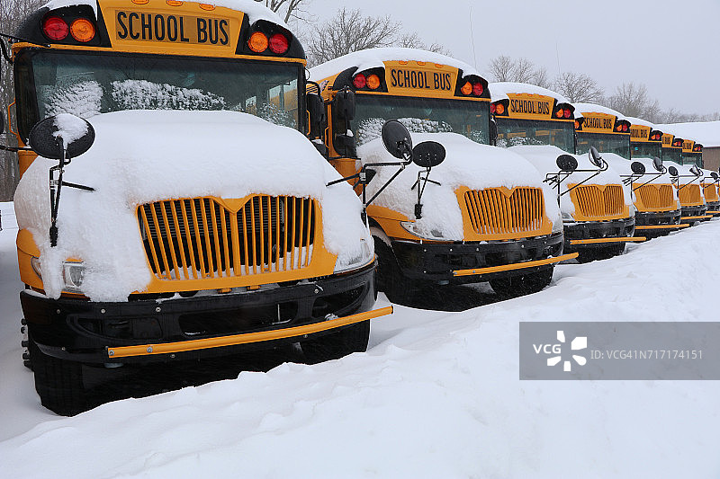 暴风雪中被雪覆盖的校车图片素材