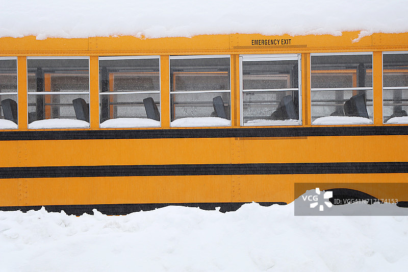 暴风雪中被雪覆盖的校车图片素材