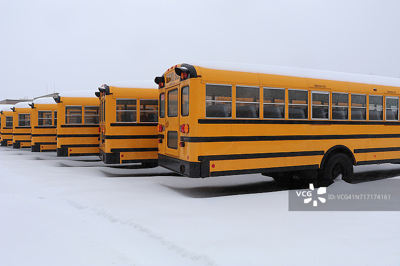 暴风雪中校车的背面视角图片素材