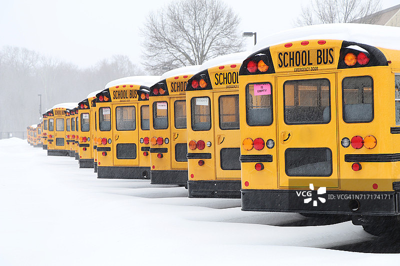 暴风雪中校车的背面视角图片素材