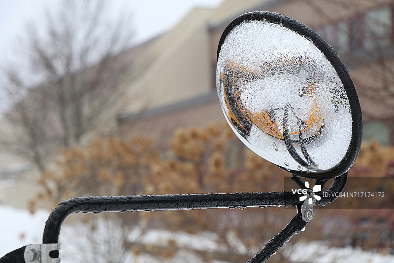 校车后视镜特写图片素材