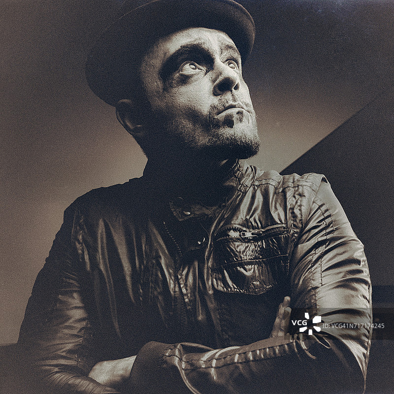 画着脸部彩绘的圆顶礼帽男人图片素材