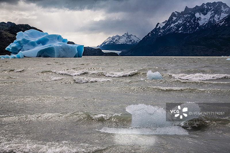 智利百内国家公园灰色湖上的冰山图片素材