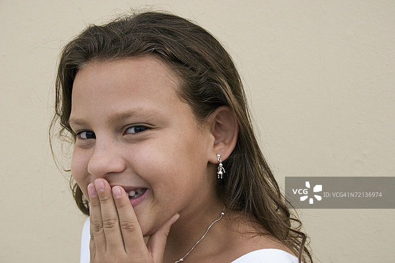 穿着白色衬衫的女孩肖像图片素材