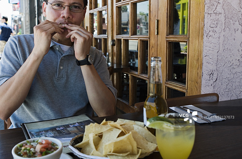 男人在户外餐厅用餐图片素材