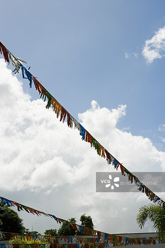 天空中有云彩的汽车经销商横幅图片素材