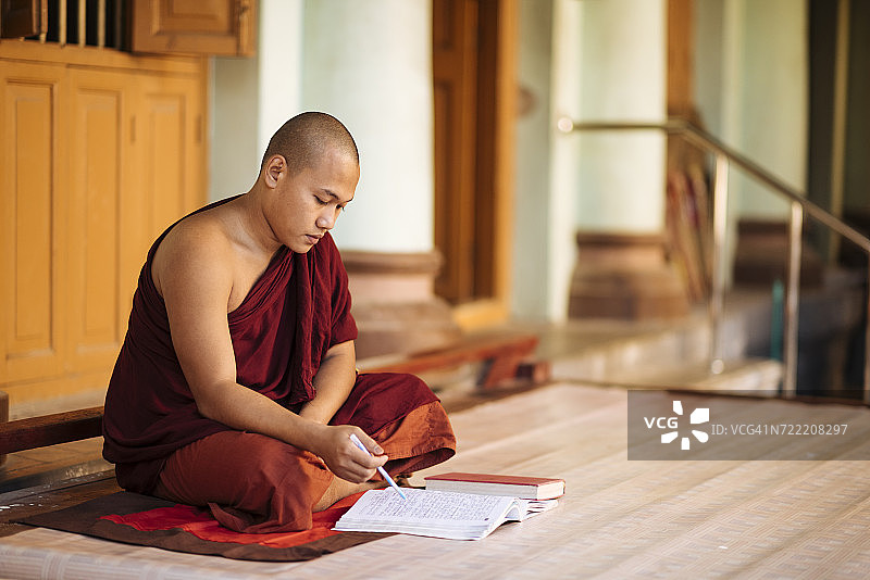 佛教僧侣学习，缅甸曼德勒地区曼德勒图片素材
