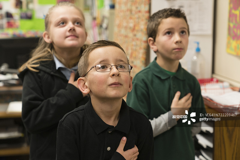白人学生站立宣誓效忠图片素材