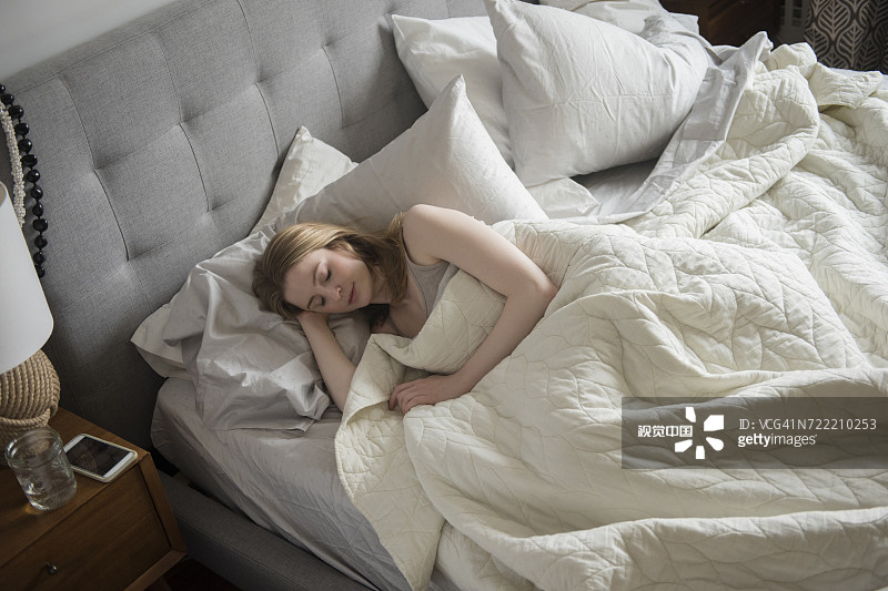 睡在床上的女人图片素材