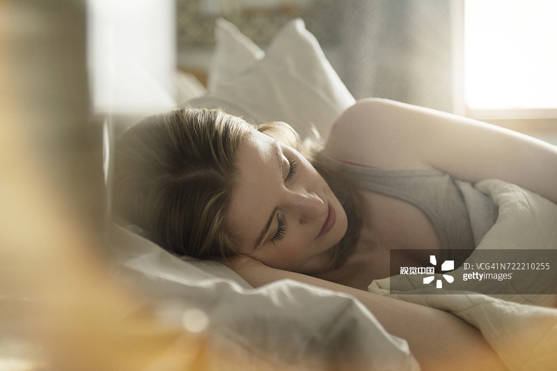 近距离拍摄：女人在床上睡觉图片素材