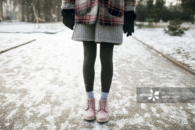 站在雪地里的白人女性的腿图片素材