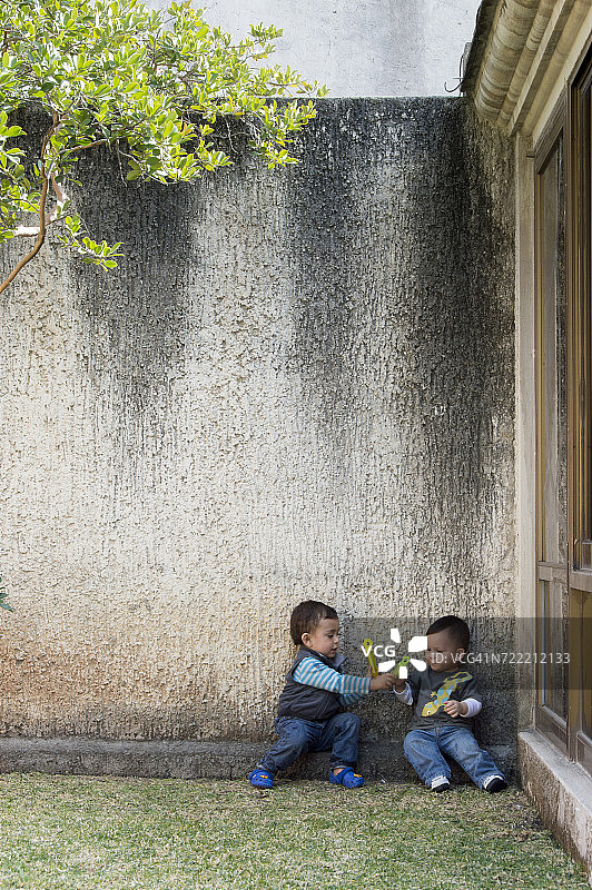 在院子里玩耍的西班牙裔男孩图片素材
