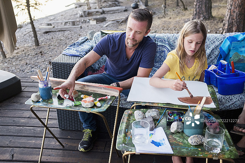 白人父女在户外纸上绘画图片素材