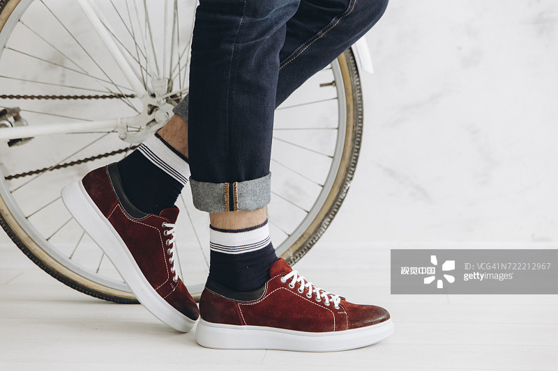 男人站在自行车轮子附近的腿部图片素材