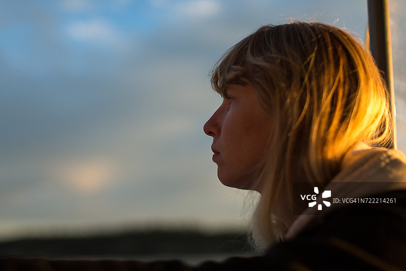 女人从船上眺望美国缅因州海岸的日落图片素材