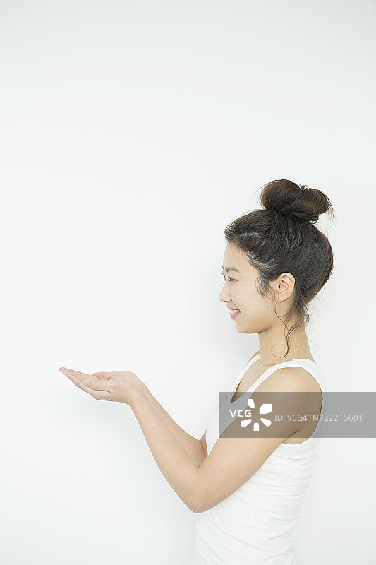 年轻女人看手相侧面图片素材