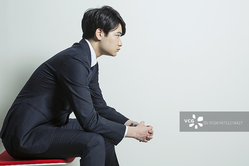 坐在椅子上的年轻商人侧视图图片素材