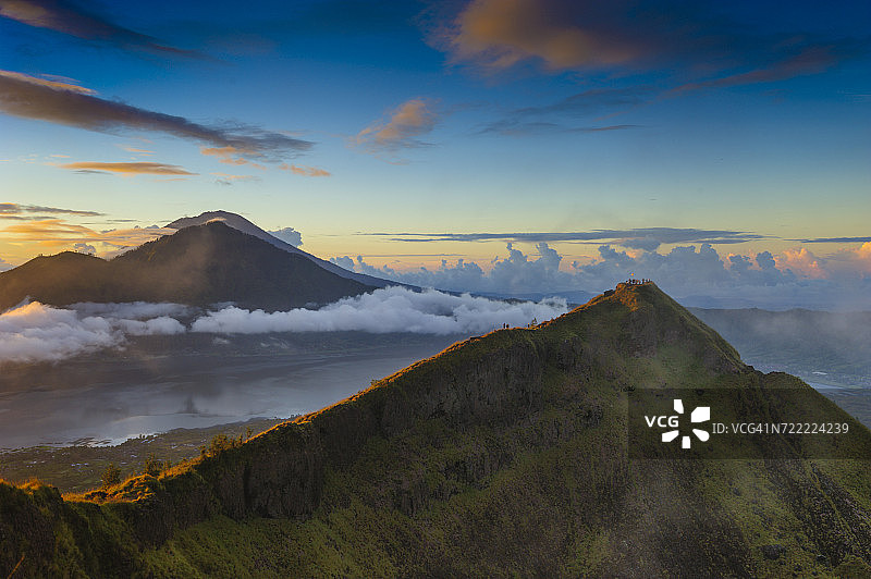 印度尼西亚巴厘岛日出时分的巴图尔火山图片素材