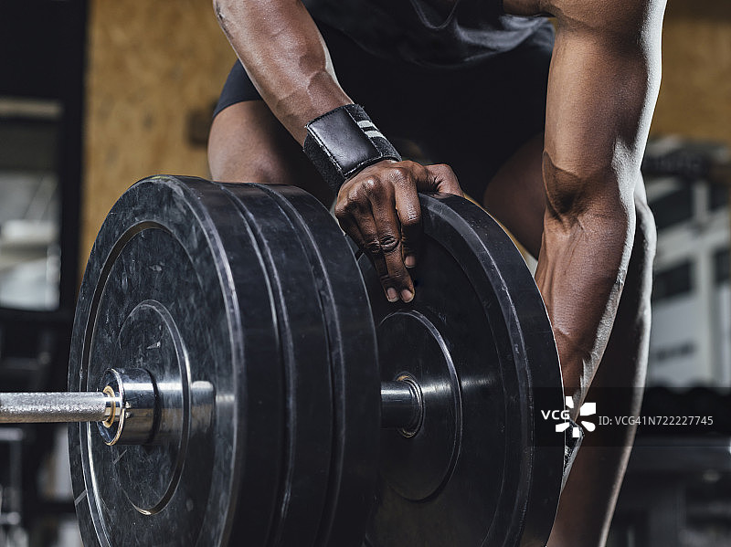 运动员在健身房进行举重训练图片素材